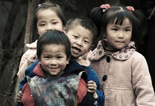 孩子意外落水失踪,几年后爸爸走在街上,听见路