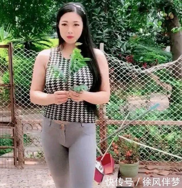 看着有“肉”的美女,穿出了“无痕裤”的精髓! 看着有“肉”的美女,穿出了“无痕裤”的精髓!