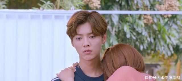 甜蜜暴击关晓彤为了躲蟑螂,结果躲进了鹿晗怀