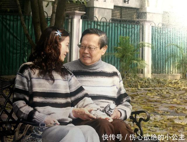97岁杨振宁与43翁帆近照,看话剧逛超市,走到哪