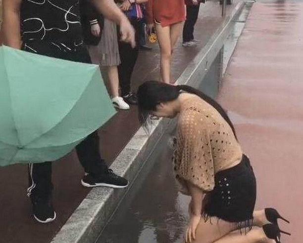 美女雨中跪地恳求男子不要分手，得知真相后没人同情女子！