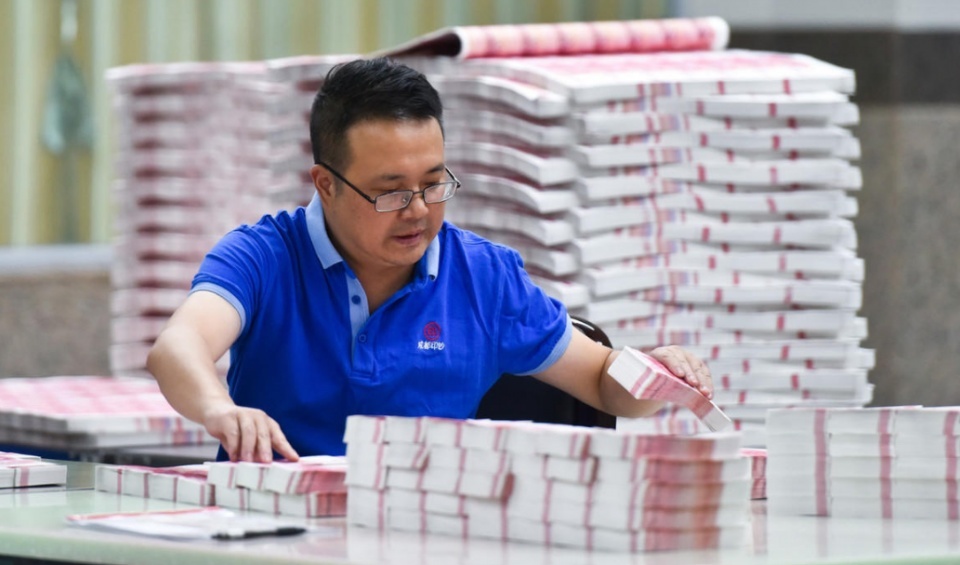 印钞厂员工晒出9月份收入,看到上面的钱数,网