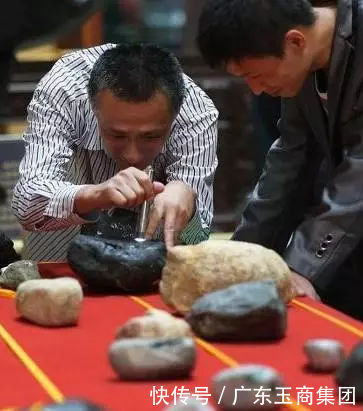 缅甸华侨手上一万6买的黑货翡翠原石,却变成贝