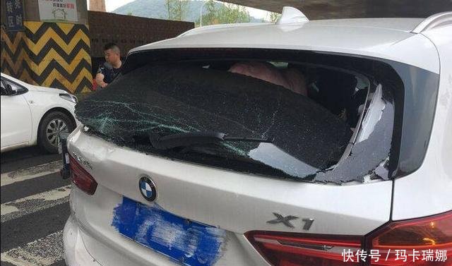 宝马X1遭大货车追尾,保险公司的做法让宝马车