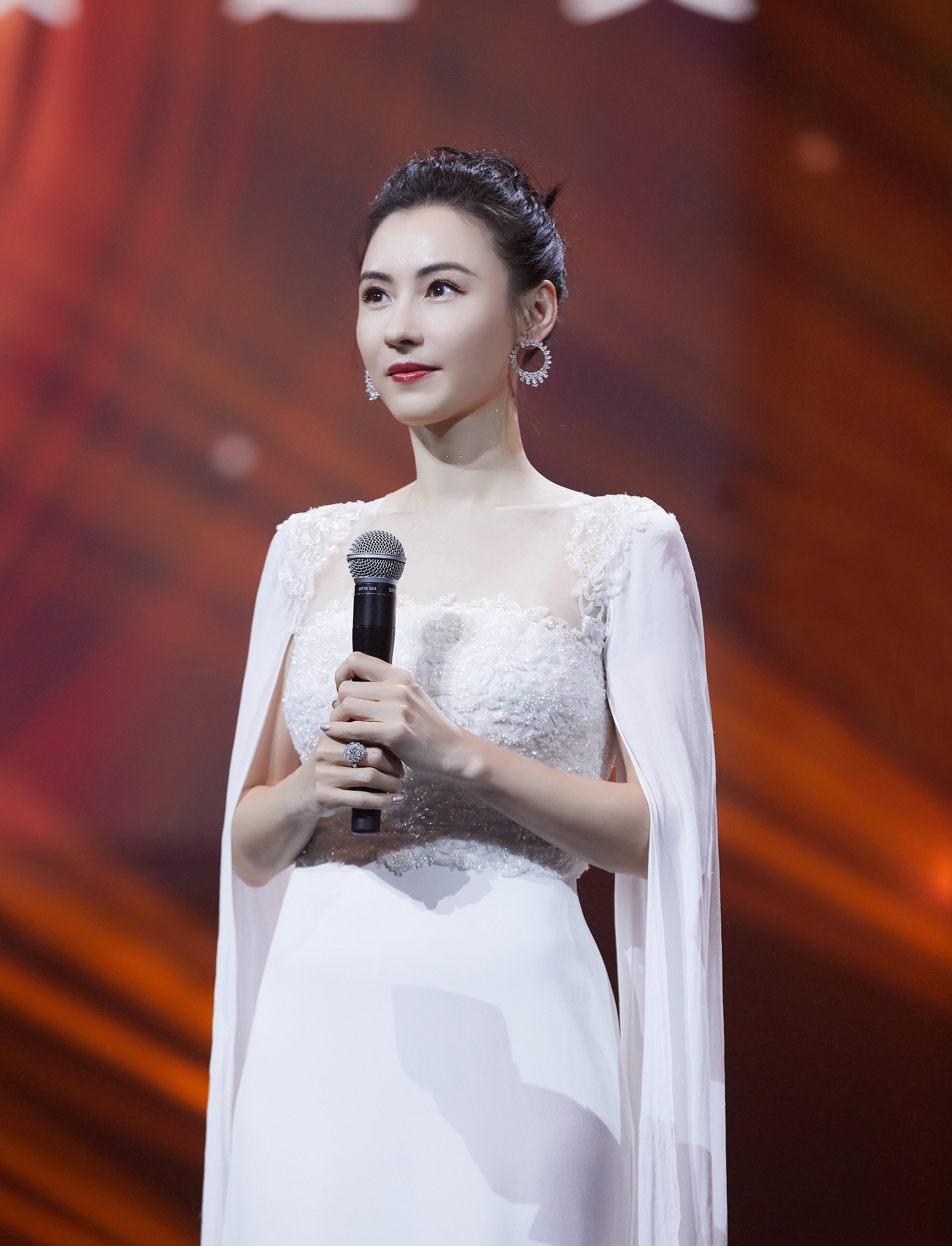 张柏芝最新节目造型曝光 蕾丝薄纱衬衫诠释浪漫情调 -- 眼界，放眼世界
