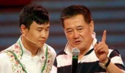 小沈阳真与师傅赵本山决裂了?曾下跪抱着师傅