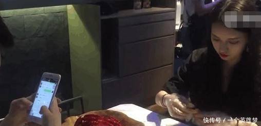 女大学生兼职剥龙虾,加收20%服务费,网友这颜