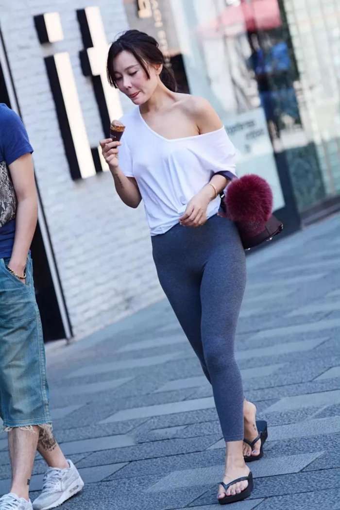 街拍: 宽臀紧身裤美女, 三角凸起, 身姿丰韵有味!