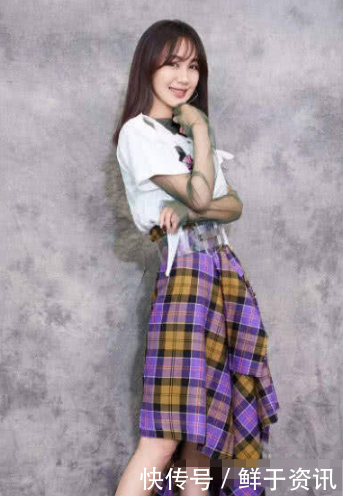 李菲儿柯基臀已过时,现在流行猫女林的苹果