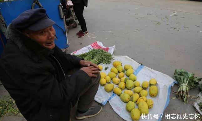 70岁农村老人集市上卖水果,这么便宜却没人肯