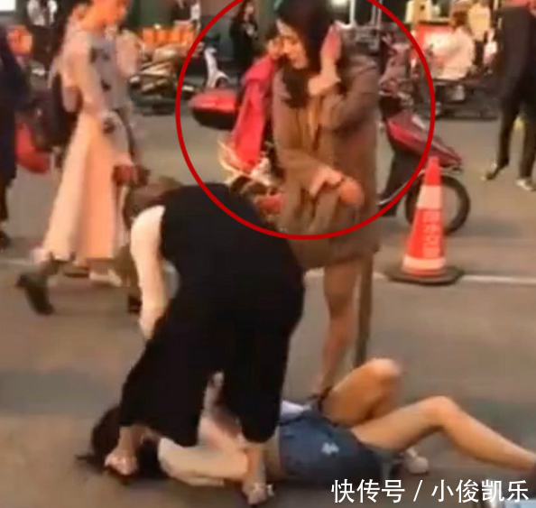 出轨女子当街把原配压在地上，女子说的话让人大跌眼镜！