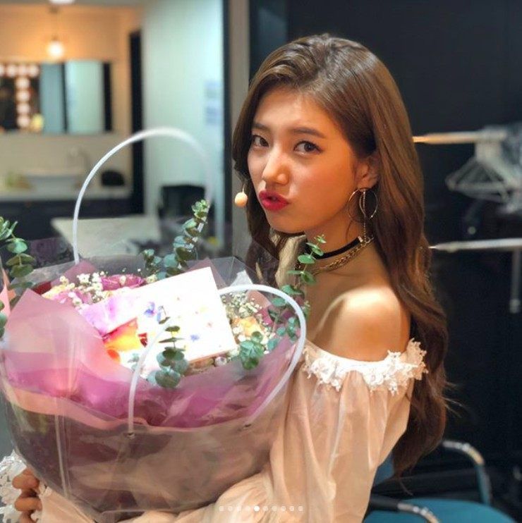 人美心也美!秀智在签售会上收礼物立刻戴上,头