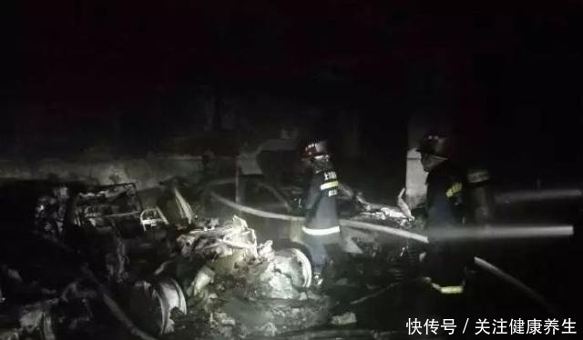 上海一辆特斯拉起火爆炸,数辆汽车被烧毁!