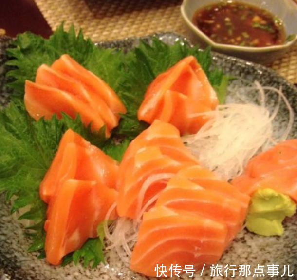 中国人去日本旅游吃饭时,三文鱼空盘但没人动