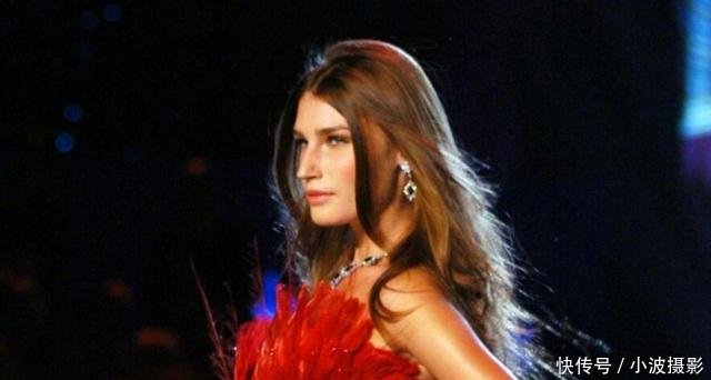 维密众神高定遇意外KK崴脚、尤金女皇踩裙