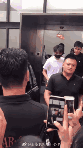 王俊凯改航班与王源同行 引发饭圈新一轮世界大战