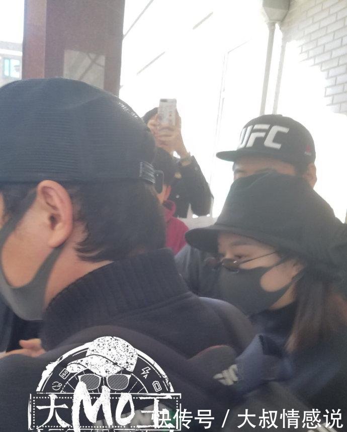 赵丽颖产后首现身,外形略胖面部白皙,冯绍峰神