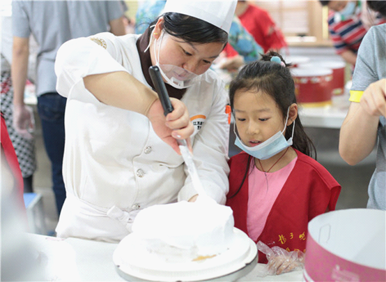 揚子晚報進校園 西點體驗展笑顏(圖7)