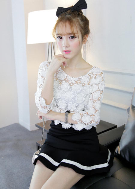 穿短点的上衣搭配迷你裙或百褶裙就很好看.如