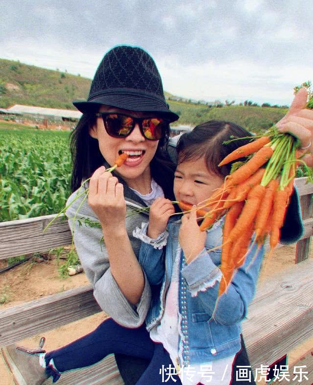 章子怡疑怀二胎消息后首发文,抱着醒宝巧妙遮