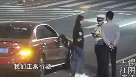 吵架吵到马路中间,女子瞬间被撞飞!,澳門討論區-iDreamx