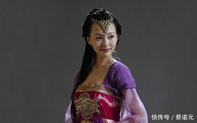 唐嫣怀孕了网友拍唐嫣机场视频,说其孕肚若隐