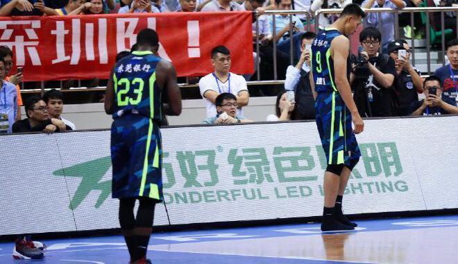 易建联换鞋风波是怎么回事?阿联愤怒脱鞋离开球场【Gif图】 易建联换鞋风波是怎么回事?阿联愤怒脱鞋离开球场【Gif图】