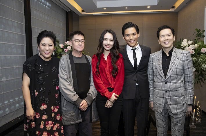 向佐求婚成功,向太和郭碧婷爸爸的表情,差别一