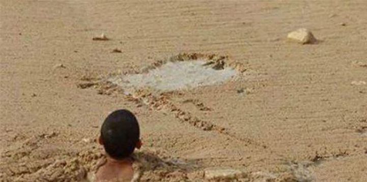 小男孩突然跳进流沙中,看见他手中握的东西后