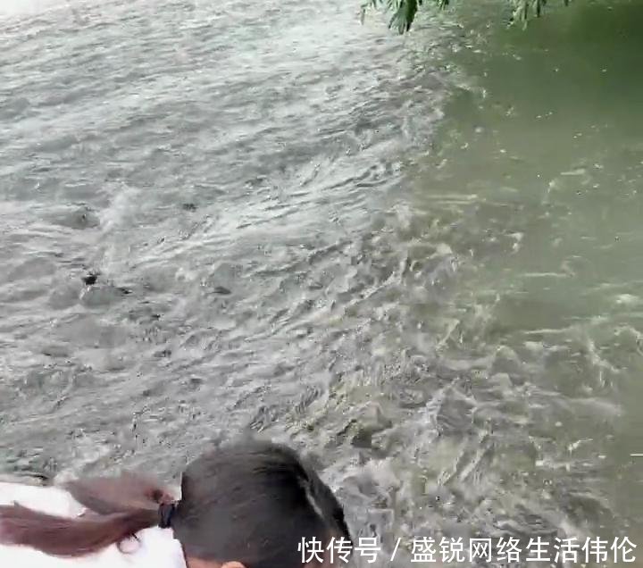 河边美女魅力抓鱼的穿着,短裤a美女,富有铅笔美女裤形象图片
