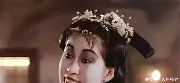 被女友咬了一口,大家来看看,她该不会是僵尸吧