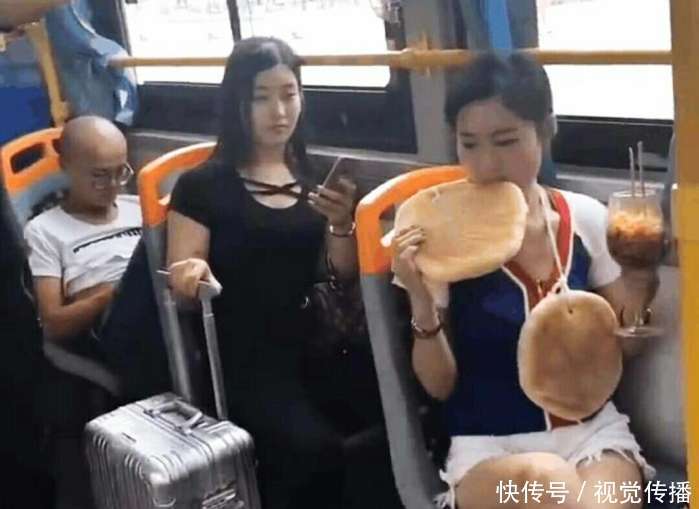 女子衣着清凉上公交车就抱着两个大饼啃,瞬间吸引全车人目光!