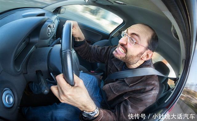 开车时油门突然卡死怎么办?老司机都是这样做的,新手要记好了! 手机赌博导航娱乐
