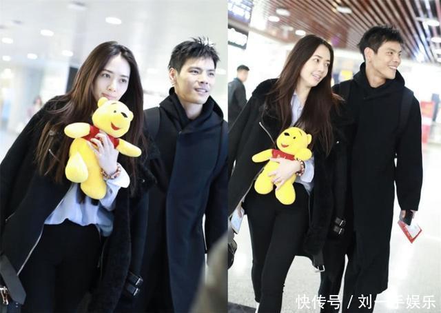 郭碧婷与向佐约会素颜出镜,时不时还撩撩头发