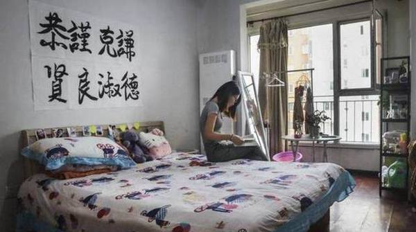 22岁男孩与33岁女子合租,女子生活太随意让男