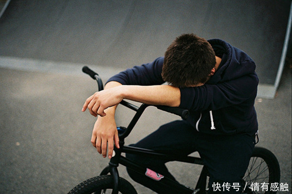 父亲盼子成龙把儿子逼死,临死前给母亲说了一句话,母亲服药自杀