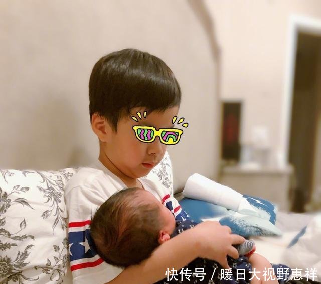 陈楚生二胎得子取名Aiden,晒出大儿子抱弟弟照
