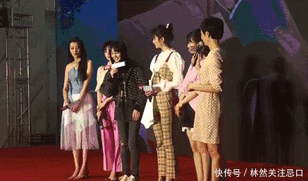 郑爽在发布会,扇自己耳光,为什么