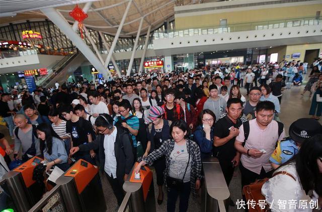 五一长假旅行人数1.5亿,但网友吐槽:工作6天拼凑周末也算长假?