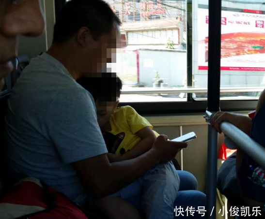 8岁女孩被要求给老人让座，妈妈说了一句话，女孩一直没起来