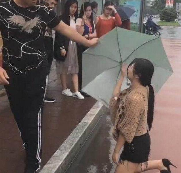 美女雨中跪地恳求男子不要分手，得知真相后没人同情女子！