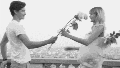 宁愿自己一个人待着,也不愿意和另一个人纠缠. 很蠢,也很可悲.