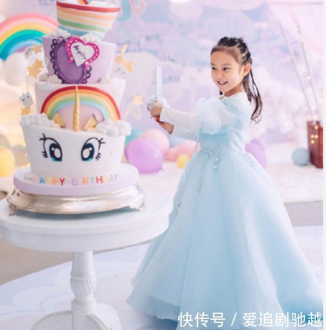 贾乃亮李小璐女儿甜馨5岁生日照, 有一种整容