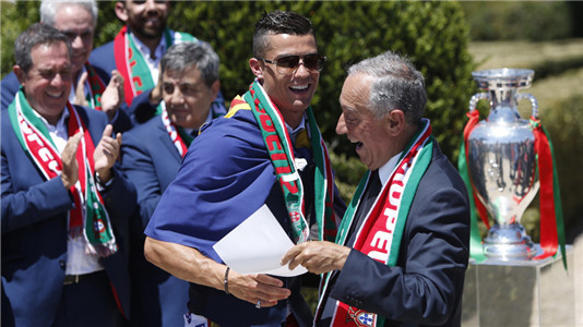 葡萄牙队回国获总统接见大巴游行 