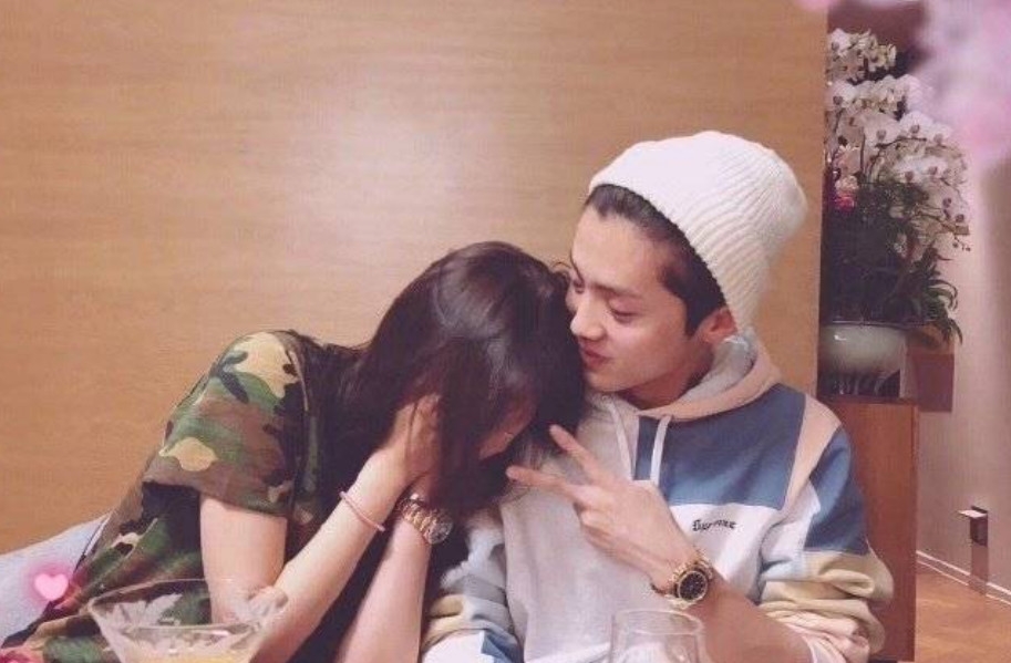 鹿晗生日:关晓彤庆生微博没转,却和黄子韬转了