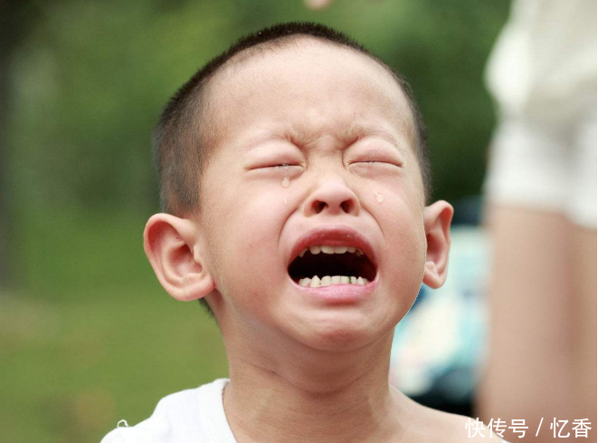 6岁男孩总说头痛,医生查不出原因,得知实情后