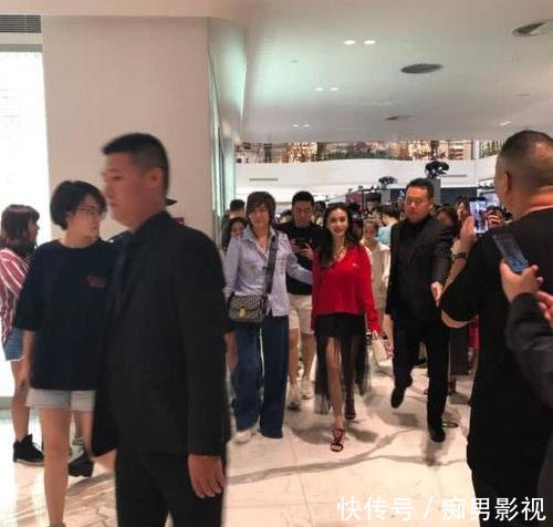 Baby穿黑色透视裙出席活动,对跪地记者的一个