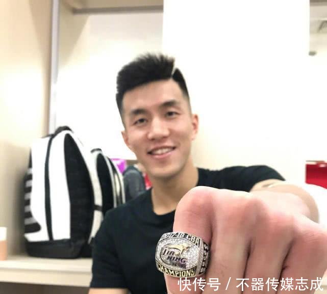 辽宁队成CBA总冠军李易峰就这么高兴吗 跟郭