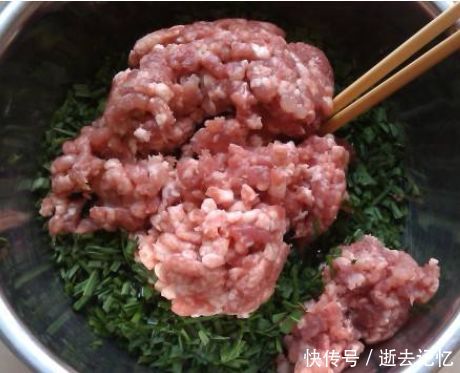 拌肉馅时,先放水还是先放油?顺序弄反,好吃才