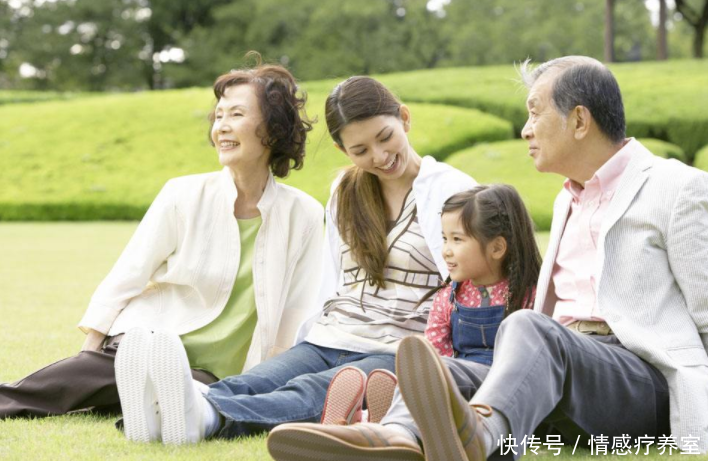 结婚婆家没给彩礼给婚房，可看到婆家房本，我妈把它撕得稀巴烂，